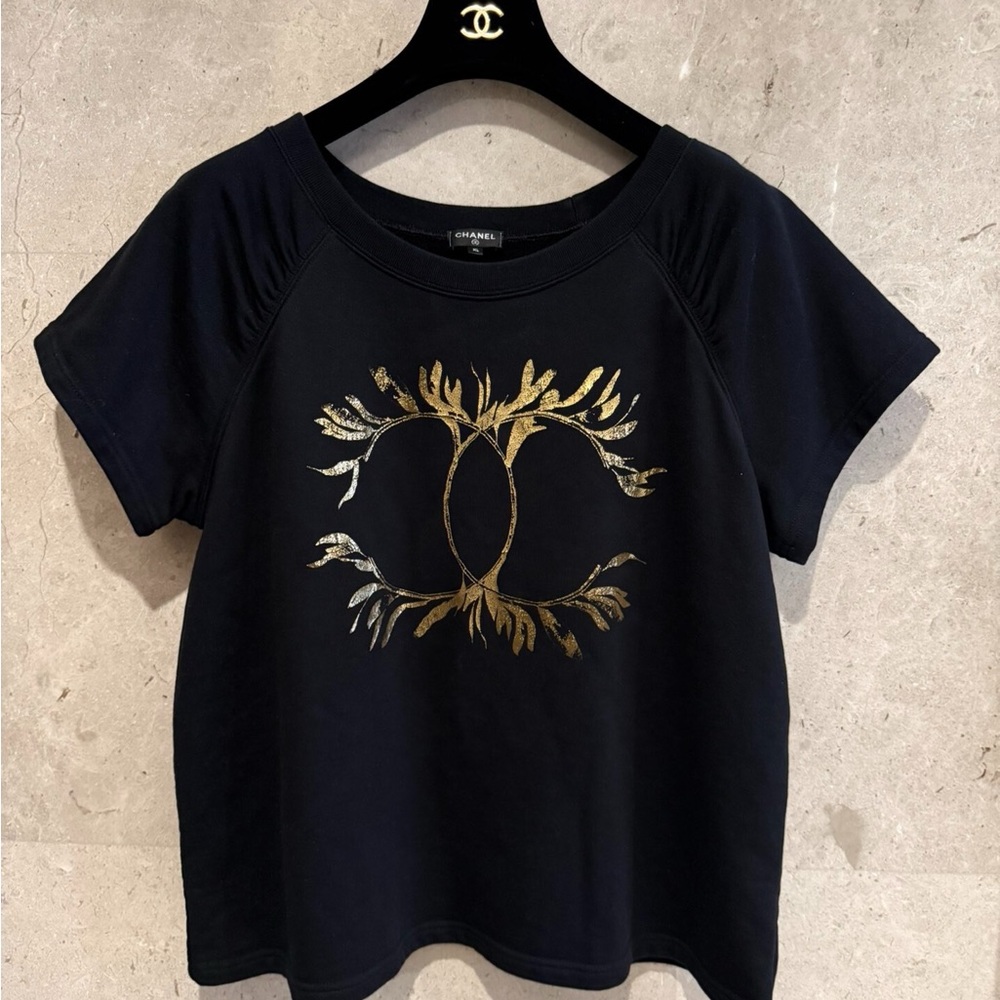 ❌sold❌🚩steal authentic CHANEL Black Tee with Gold Leaf Design